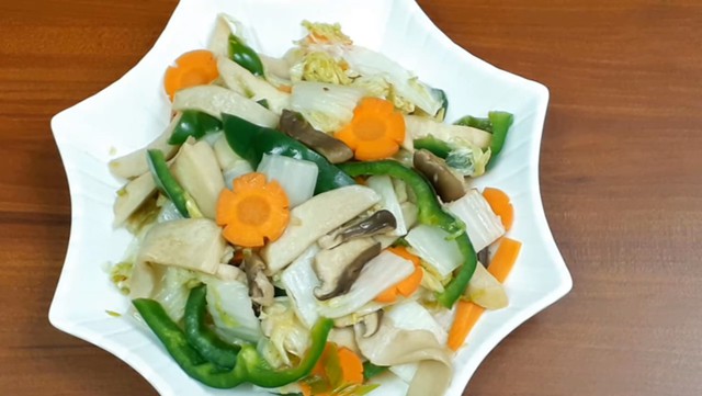 Củ cải xào nấm: Một món ăn chay đơn giản, thanh đạm, phù hợp cho bữa cơm nhẹ nhàng. Nấm và củ cải cùng hỗ trợ đào thải độc tố và chống viêm.