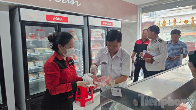Lãnh đạo Chi cục Chăn nuôi và Thú y tỉnh Sóc Trăng trực tiếp kiểm tra sản phẩm. Ảnh: Nhật Huy.