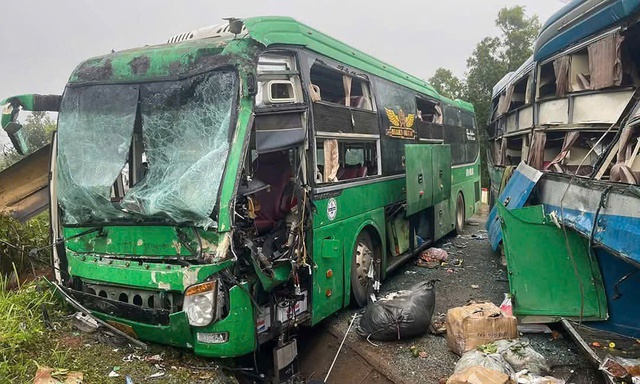 Hiện trường hai xe khách va chạm nhau.