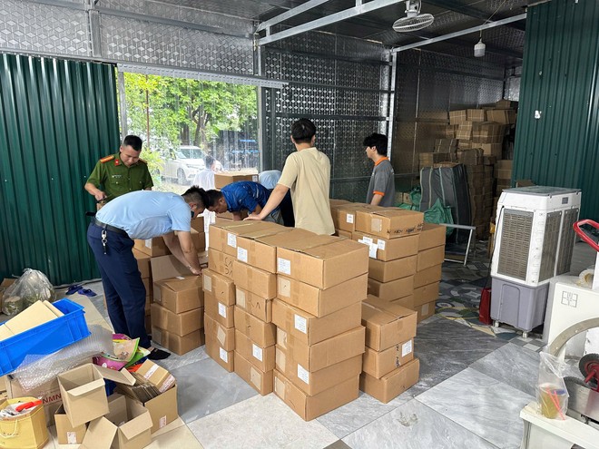 Lực lượng chức năng thu giữ số lượng lớn mỹ phẩm có dấu hiệu vi phạm pháp luật