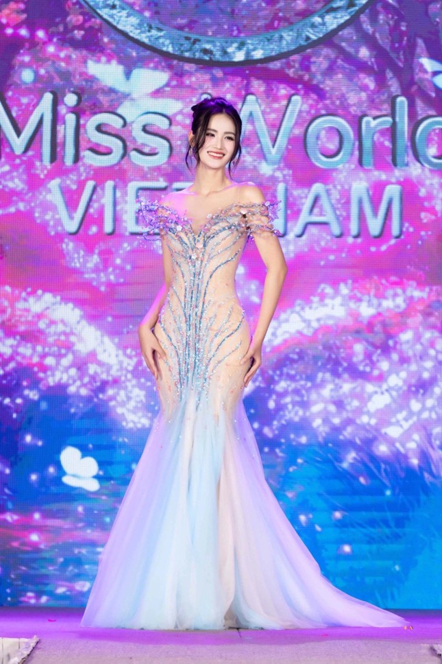 Điều khác lạ của bộ váy dạ hội Hoa hậu Ý Nhi mặc ở Chung kết Miss World 2025 - 3