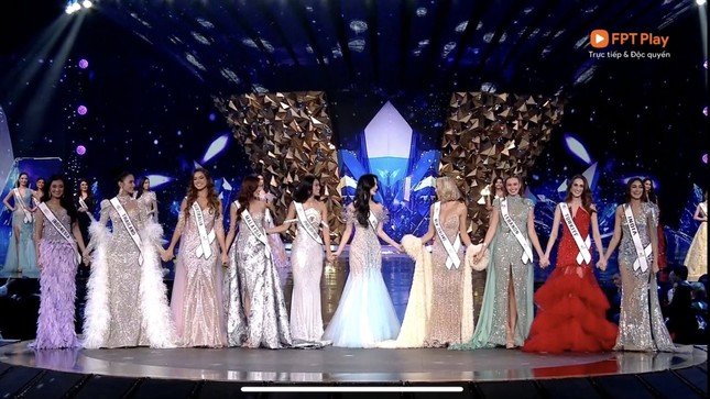 Điều khác lạ của bộ váy dạ hội Hoa hậu Ý Nhi mặc ở Chung kết Miss World 2025 - 9