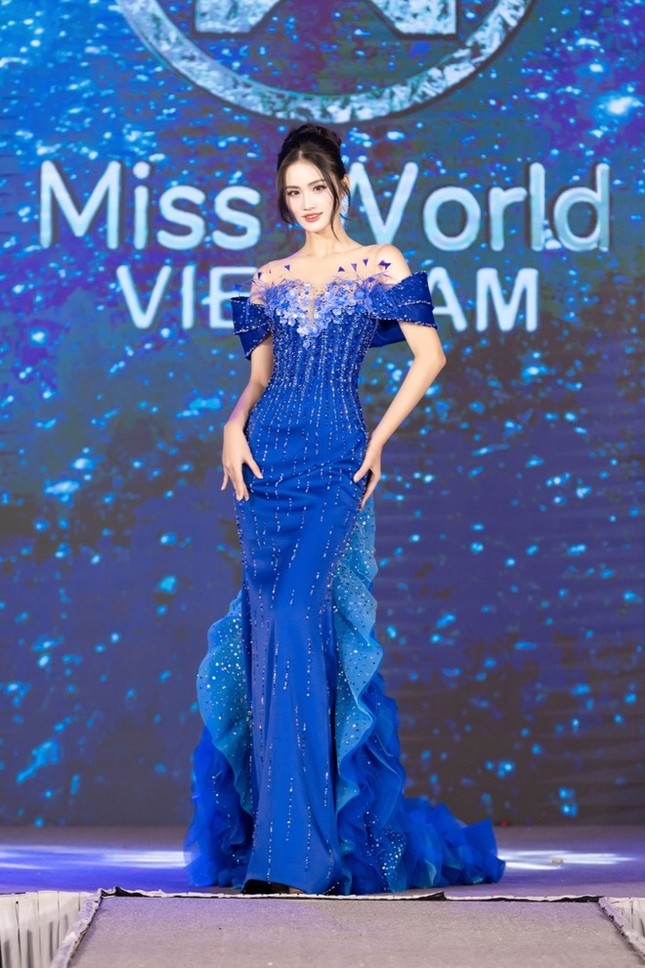 Điều khác lạ của bộ váy dạ hội Hoa hậu Ý Nhi mặc ở Chung kết Miss World 2025 - 1