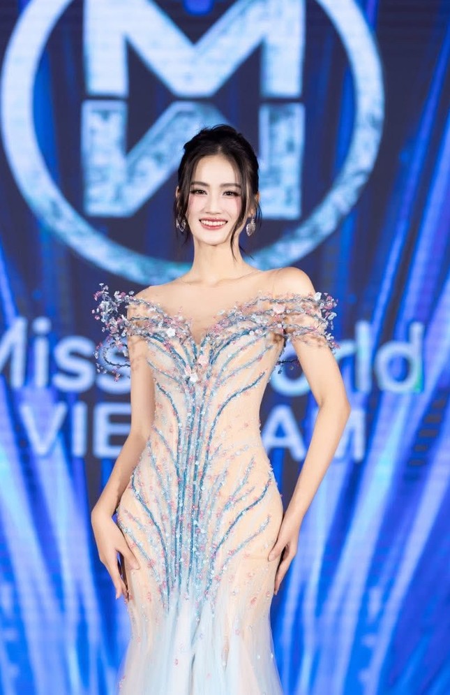 Điều khác lạ của bộ váy dạ hội Hoa hậu Ý Nhi mặc ở Chung kết Miss World 2025 - 7