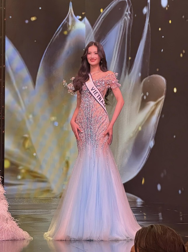 Điều khác lạ của bộ váy dạ hội Hoa hậu Ý Nhi mặc ở Chung kết Miss World 2025 - 4