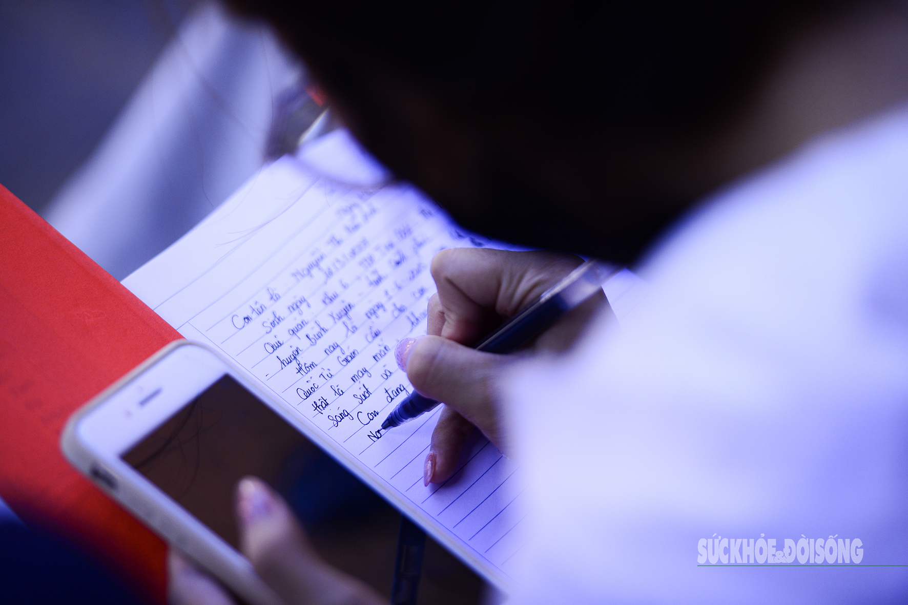 Sĩ tử đội nắng đi cầu may trước kỳ thi vào 10 - 6