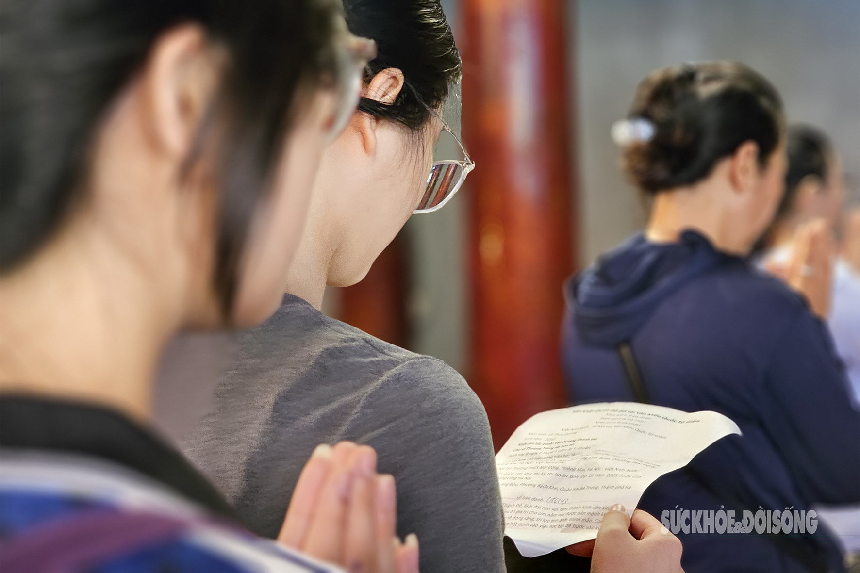Dù oi ả, nhiều học sinh và phụ huynh đều thể hiện rõ sự tập trung và thành tâm khi mong ước những điều tốt đẹp.