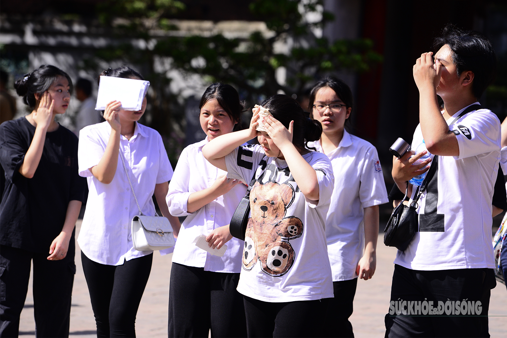 Dưới ánh nắng gay gắt đầu hè, những giọt mồ hôi trên gương mặt các sĩ tử chính là minh chứng cho sự nỗ lực và quyết tâm. Dù còn nhiều thử thách phía trước, nhưng các em đã sẵn sàng bước vào một chặng đường mới.