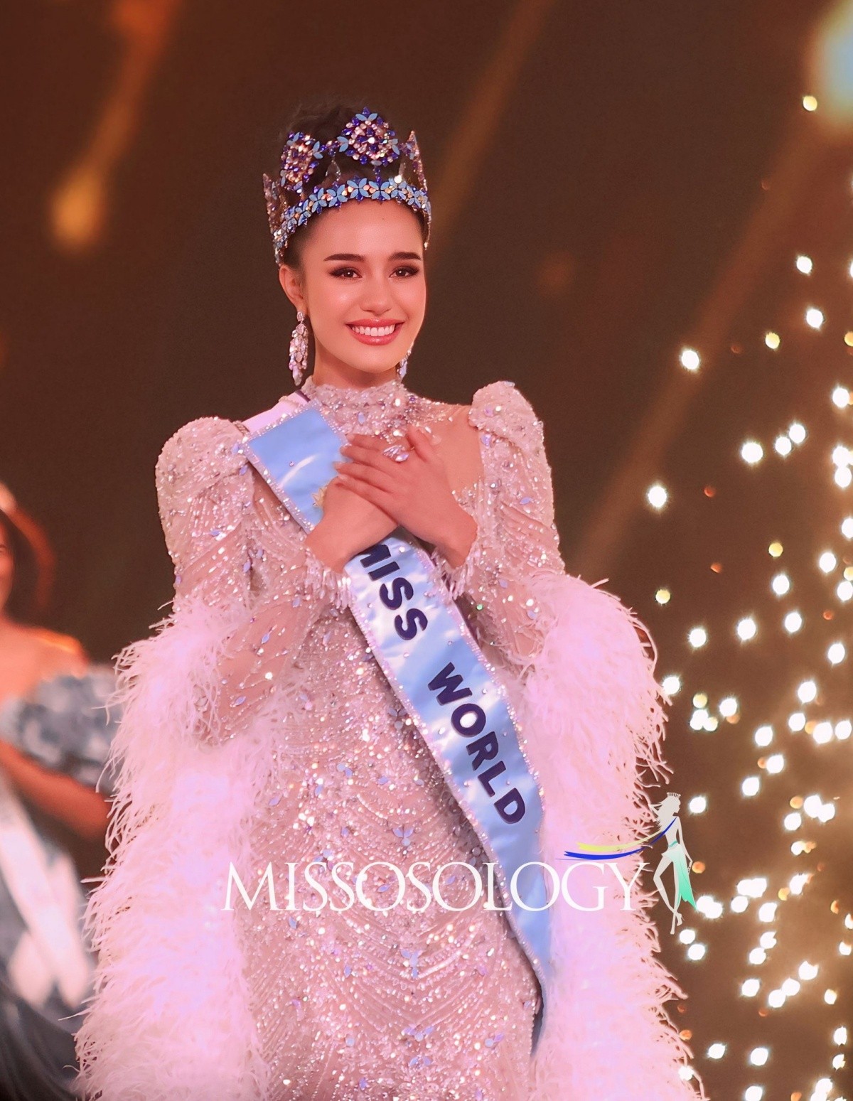 Ý Nhi chia sẻ về bạn cùng phòng - Tân Miss World 2025 Opal Suchata Chuangsri - 5