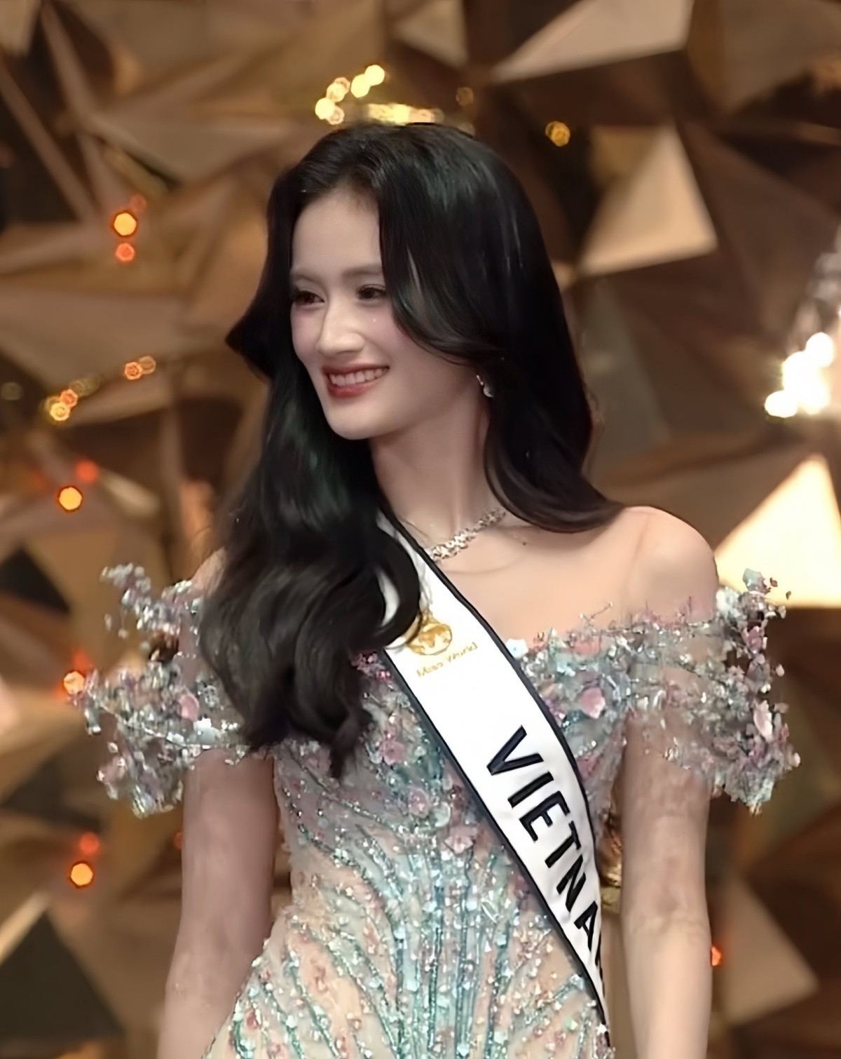 Ý Nhi chia sẻ về bạn cùng phòng - Tân Miss World 2025 Opal Suchata Chuangsri - 1