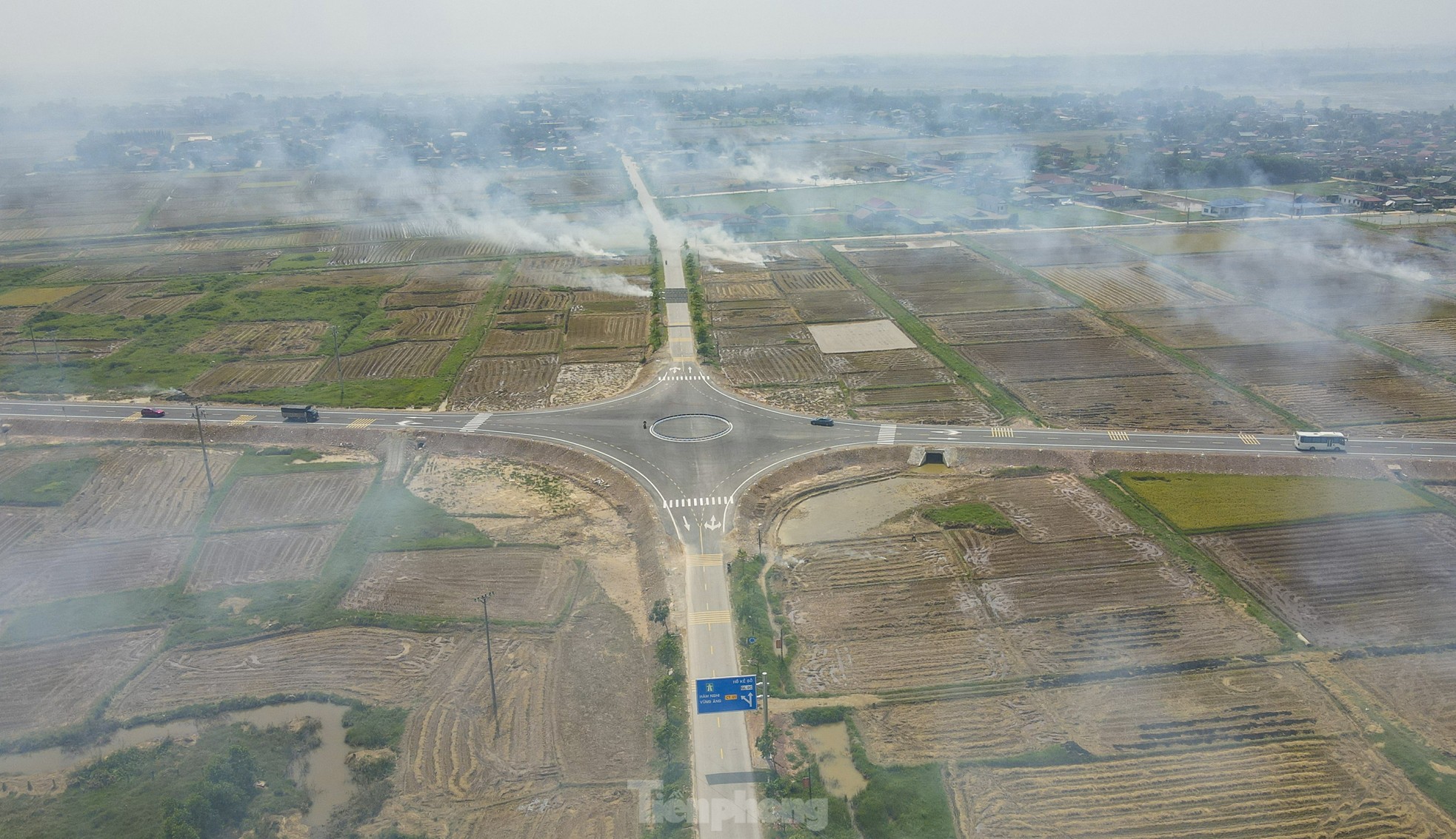 Những ngày này, vụ lúa xuân cơ bản đã thu hoạch xong trên các cánh đồng tại huyện Cẩm Xuyên, Can Lộc, Kỳ Anh, Thạch Hà... (Hà Tĩnh). Sau khi gặt lúa, người dân thường gom rơm rạ ngay tại đồng ruộng rồi châm lửa đốt.