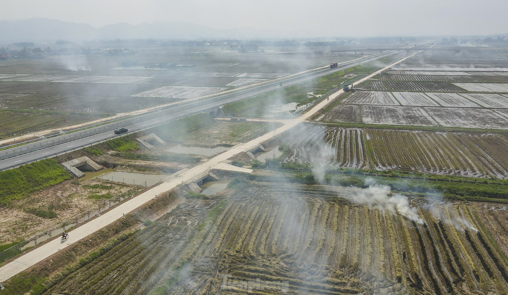 Tài xế amp;#34;cay mắtamp;#34; vì khói rơm mù mịt trên cao tốc, quốc lộ qua Hà Tĩnh - 9