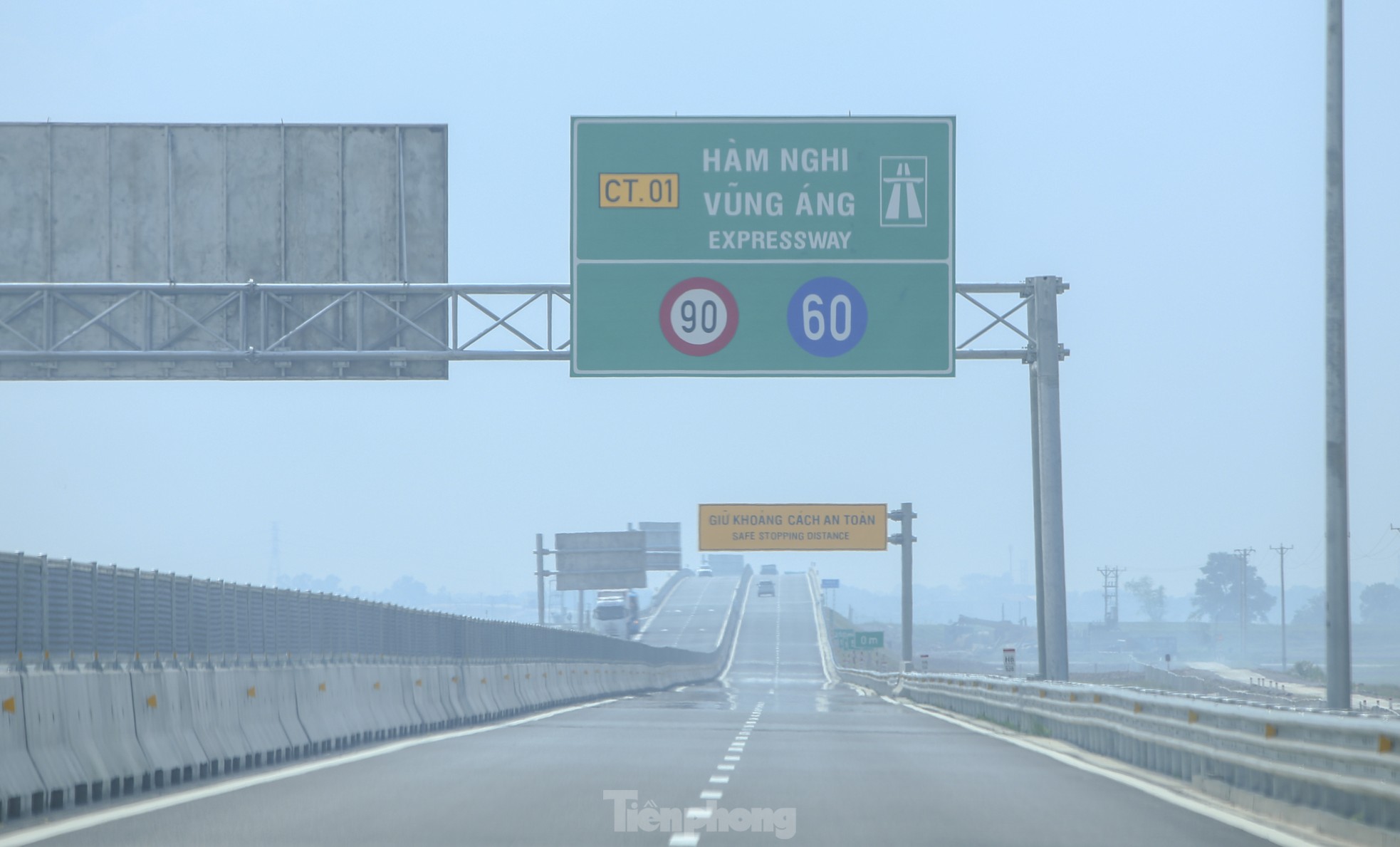 Tài xế amp;#34;cay mắtamp;#34; vì khói rơm mù mịt trên cao tốc, quốc lộ qua Hà Tĩnh - 10