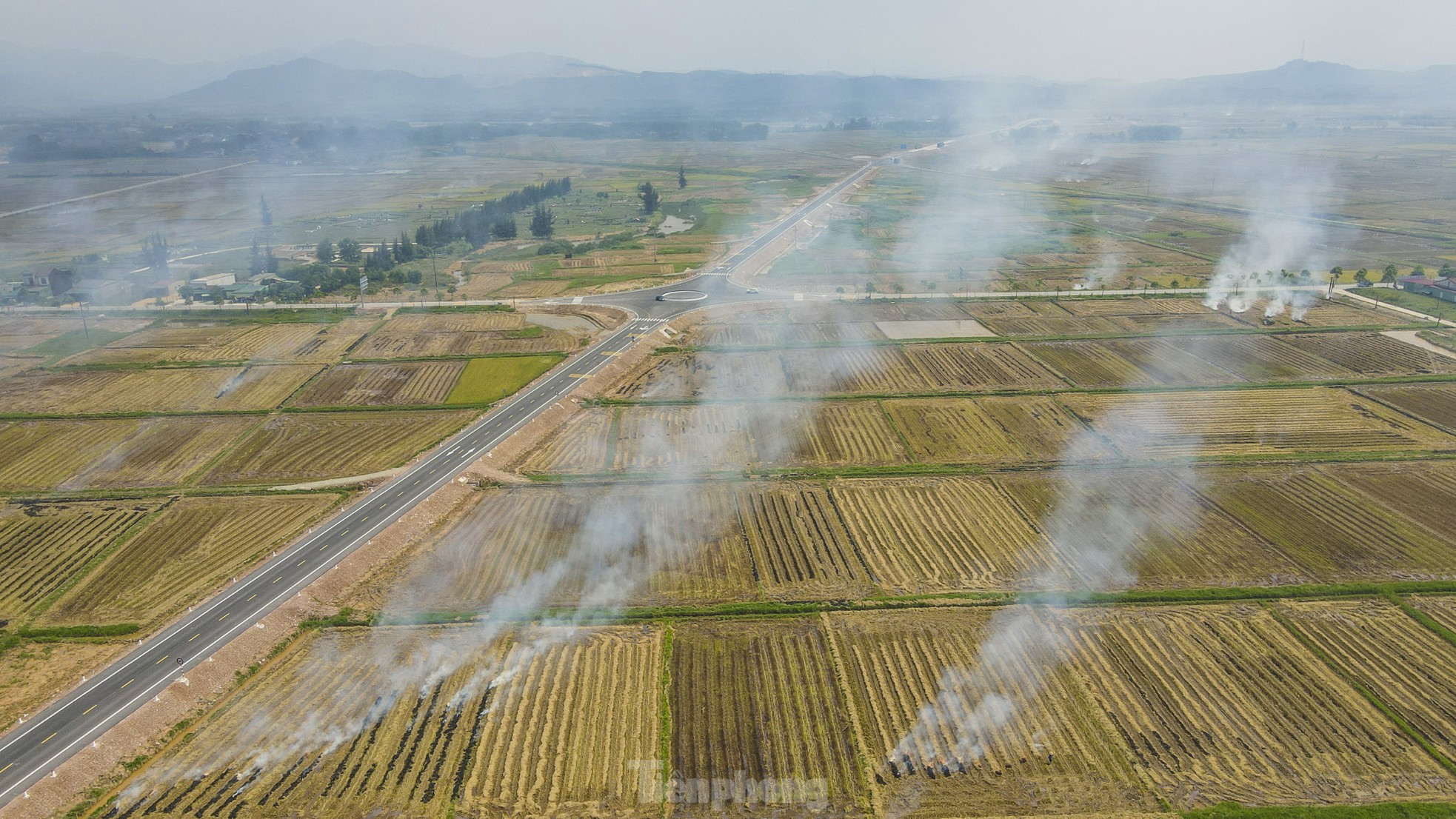 Tài xế ô tô khi di chuyển trên cao tốc qua Hà Tĩnh vào buổi chiều thường bị giảm tầm nhìn. Hình ảnh ghi nhận trên tuyến đường dẫn vào cao tốc Hàm Nghi – Vũng Áng qua huyện Cẩm Xuyên.