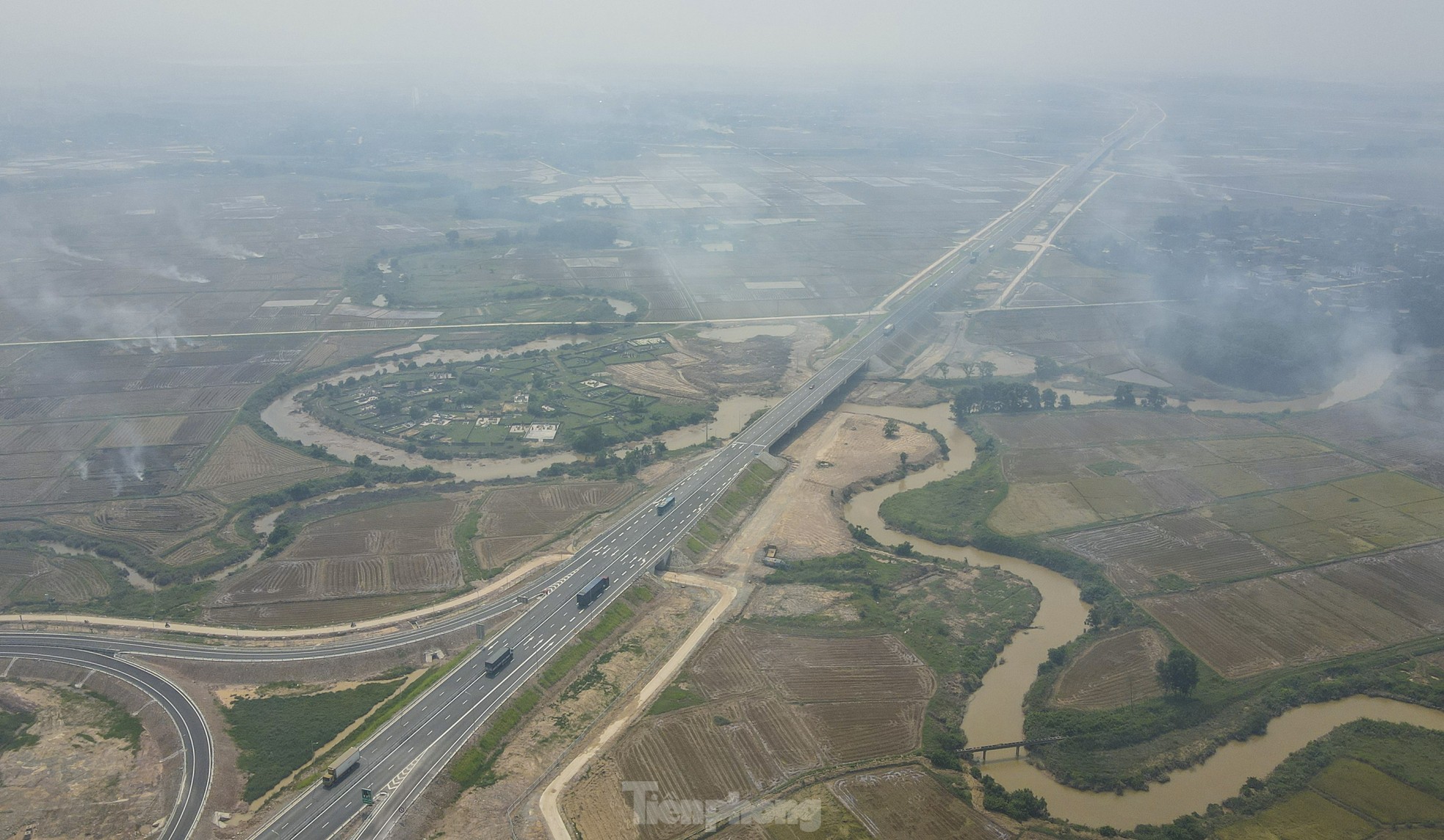 Khói mù làm giảm tầm nhìn nhiều tài xế khi di chuyển qua khu vực này phải giảm tốc độ. Theo các chuyên gia, thói quen đốt rơm rạ trên đồng ruộng của nông dân không chỉ gây mất chất dinh dưỡng có trong rơm rạ mà còn ảnh hưởng đa dạng sinh học và gây ô nhiễm môi trường. Khói rơm rạ thường cháy không thành ngọn lửa nên sinh ra rất nhiều khí CO, đây là loại khí rất độc. Người hít nhiều và kéo dài dễ mắc bệnh phổi tắc nghẽn mạn tính, ung thư phổi…