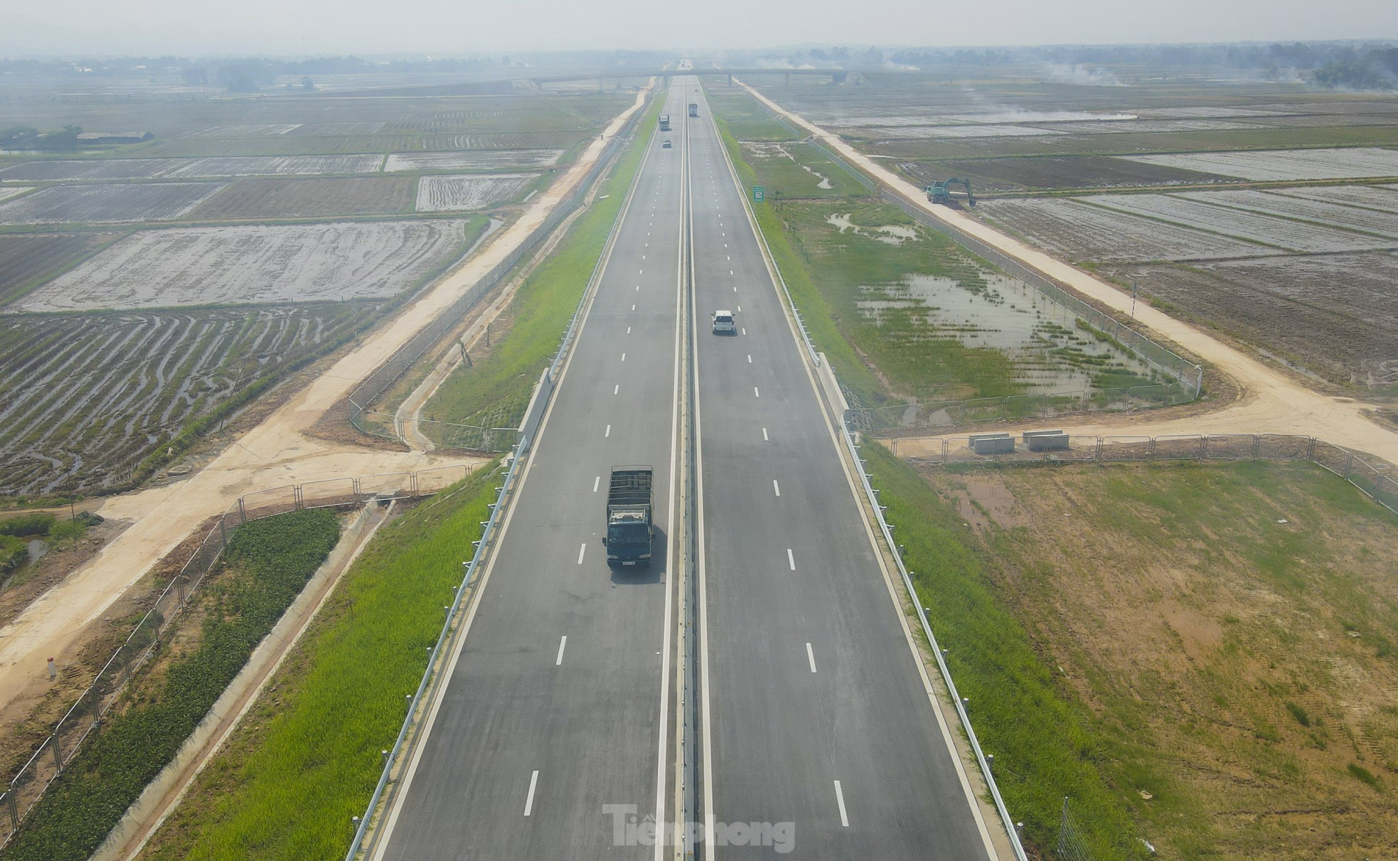 Dọc các tuyến cao tốc thuộc dự án thành phần của cao tốc Bắc - Nam phía Đông qua Hà Tĩnh đã đưa vào khai thác là Diễn Châu - Bãi Vọt, Bãi Vọt - Hàm Nghi và Hàm Nghi - Vũng Áng chạy xuyên qua cánh đồng các địa phương như huyện Đức Thọ, Thạch Hà, Cẩm Xuyên, Kỳ Anh đều bị khói rơm rạ bủa vây.