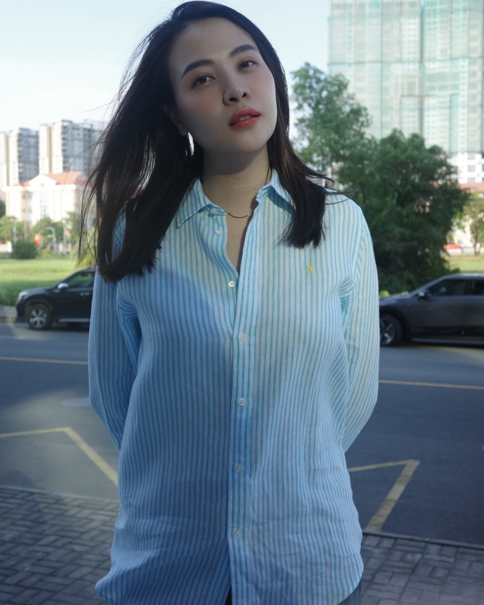 Đàm Thu Trang diện sơ mi kẻ Oxford - một trong những mẫu áo sơ mi đặc trưng nhất của thương hiệu.