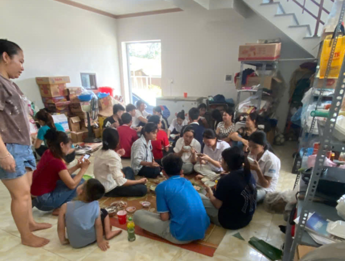 Học sinh ngồi quây quần ở nhà anh Hà, trưa 3/6. Ảnh: Nhân vật cung cấp