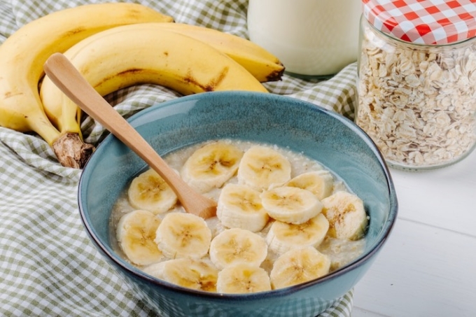 Chuối là loại thực phẩm chứa quercetin dễ dàng thêm vào chế độ ăn buổi sáng.
