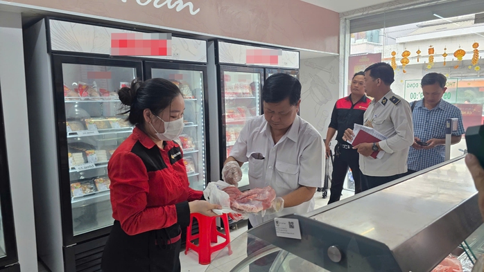 Đoàn kiểm tra liên ngành tỉnh Sóc Trăng kiểm tra điểm kinh doanh thực phẩm của Công ty C.P. Việt Nam tại huyện Mỹ Xuyên Ảnh: TÂM QUÂN
