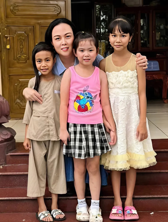 Phượng Chanel đưa con gái Sumi (giữa) đi từ thiện, hôm 31/5.