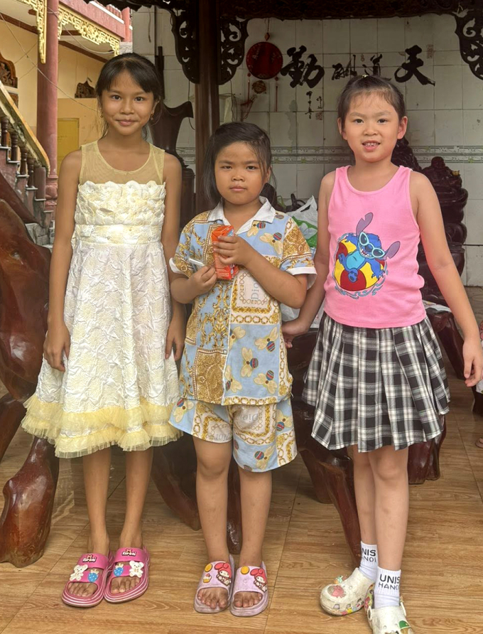 Con gái Quách Ngọc Ngoan chụp ảnh kỷ niệm cùng hai bé mồ côi đang sống trong mái ấm ở Bình Dương.