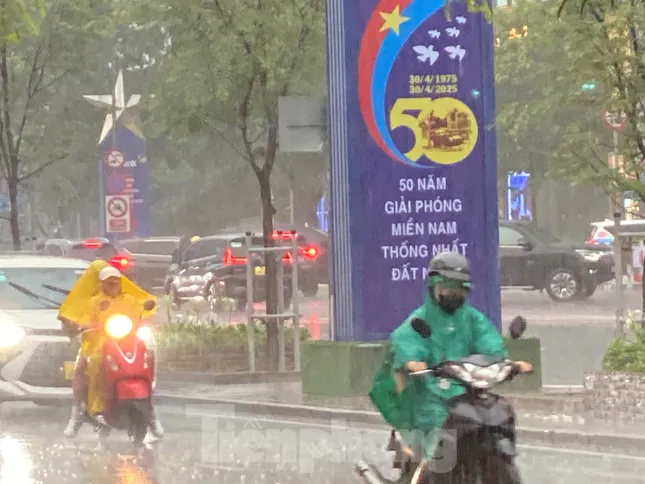 Mưa lớn ở khu vực trung tâm TPHCM vào chiều 4/6. Ảnh: Hữu Huy