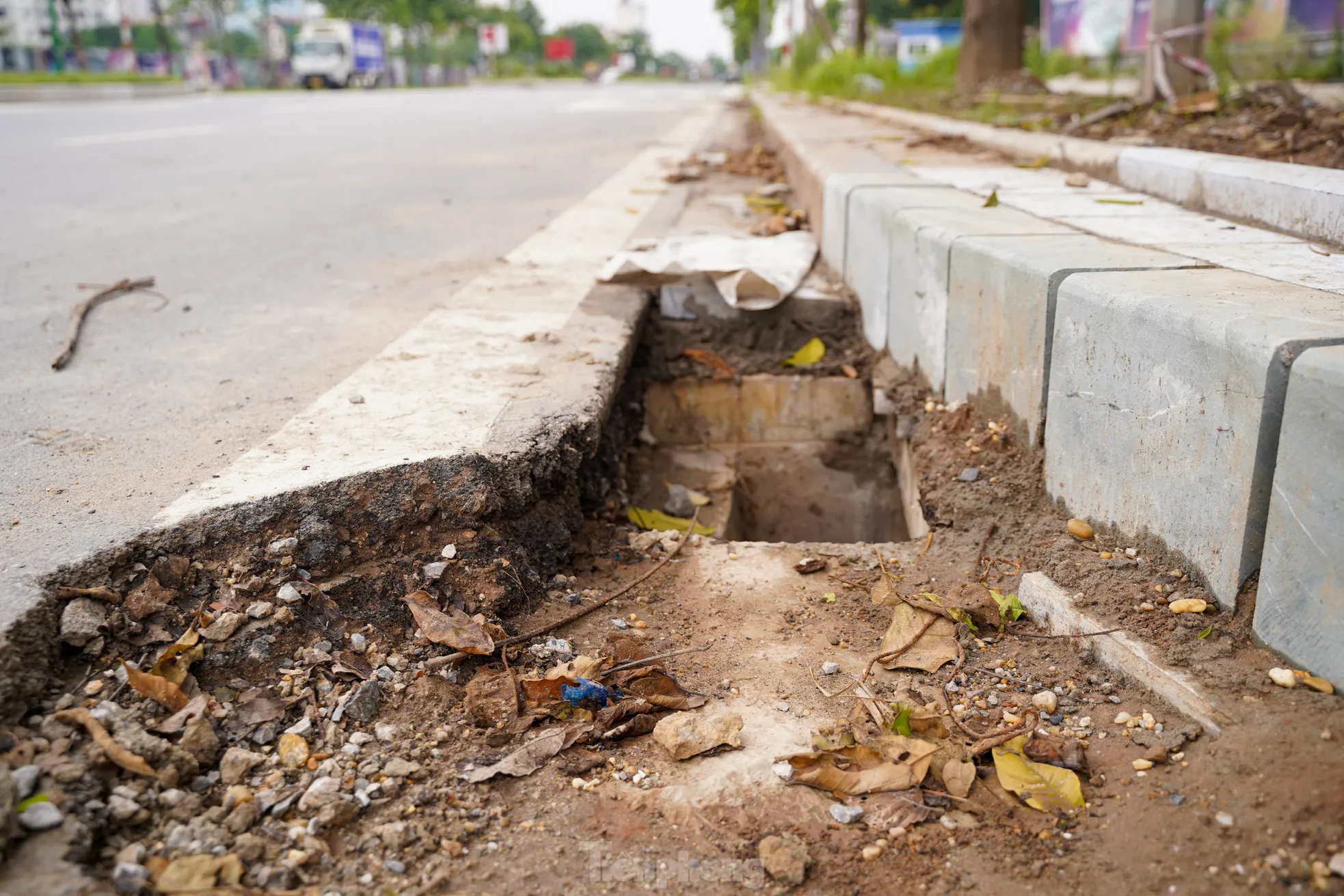 Trao đổi với phóng viên, ông Hoàng Văn Lực - Chủ tịch UBND phường Ngọc Thụy, quận Long Biên cho biết: “Hiện tại, tuyến đường Nguyễn Gia Bồng chưa được bàn giao chính thức về địa bàn, nên phường chưa có cơ sở để tiếp nhận, quản lý và xử lý các vấn đề phát sinh.
