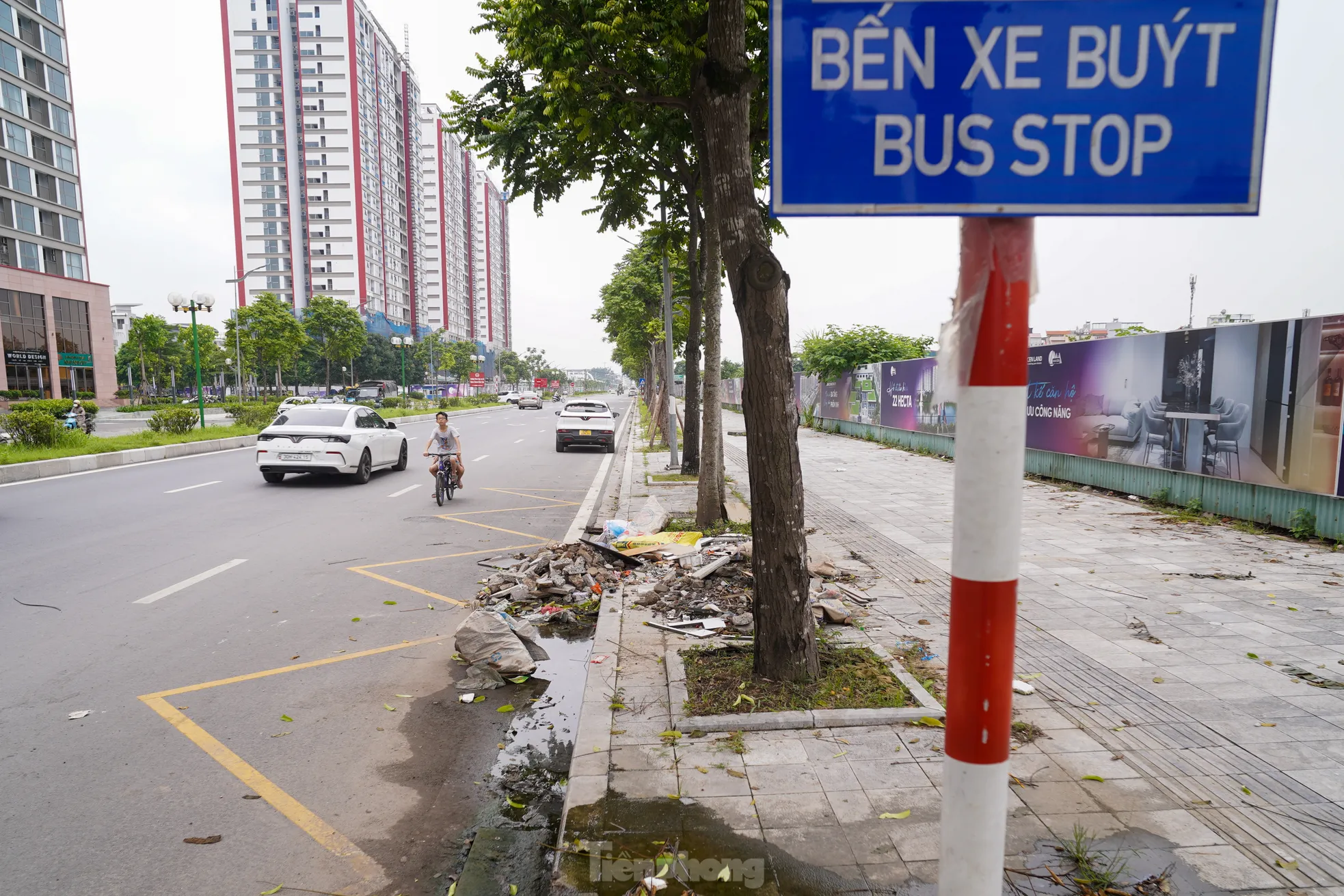 Anh Nguyễn Hữu Ngọc (quận Long Biên) cho biết: “Tôi thường xuyên đi qua tuyến đường này và thấy rác thải, vật liệu xây dựng vứt ngổn ngang khắp nơi. Mong các cơ quan liên quan xử lý kịp thời.
