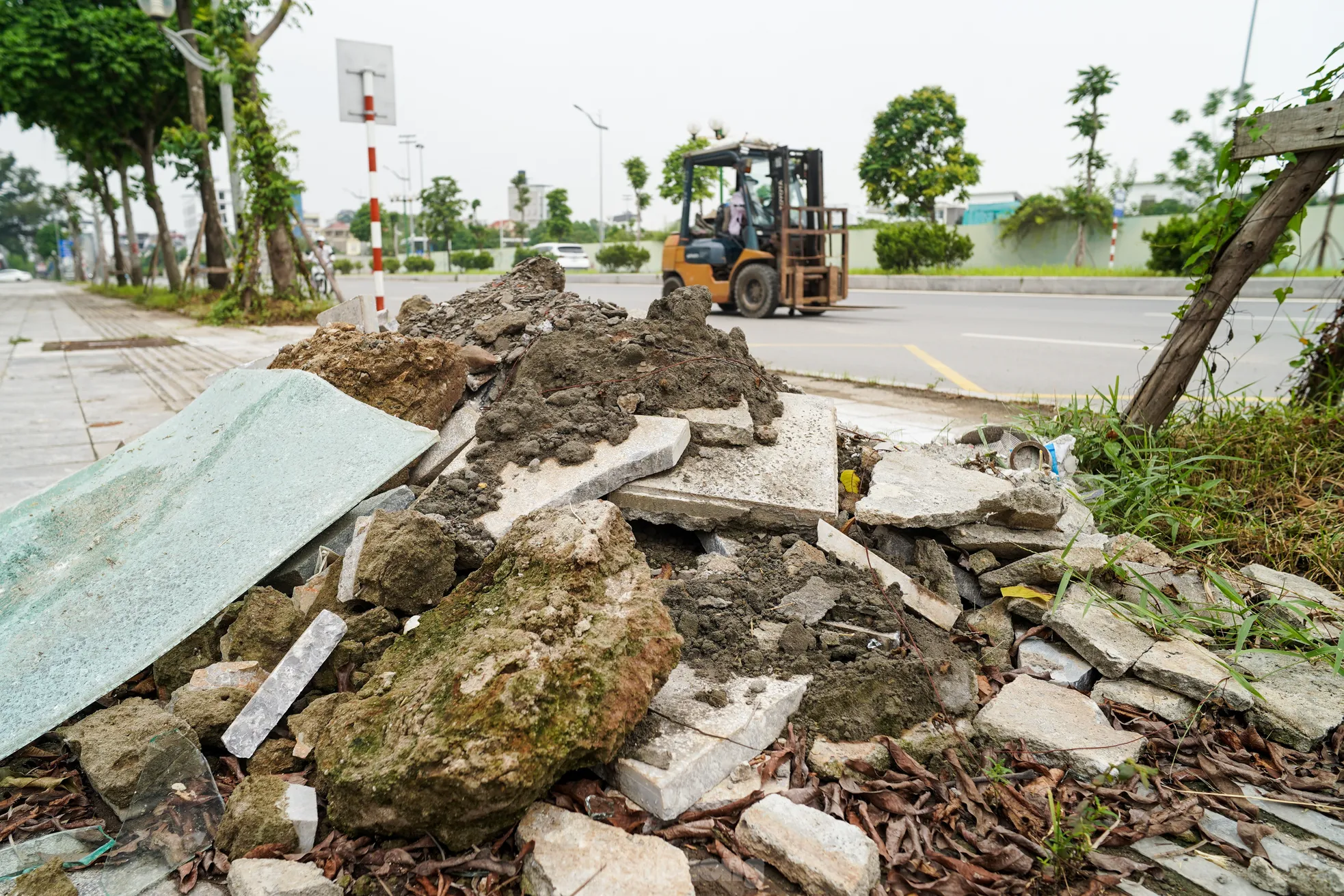 Hàng loạt hố ga không nắp trên tuyến đường mới mở ở Long Biên - 12