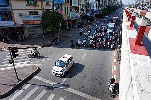 Nắng nóng gay gắt, người dân dừng đèn đỏ kiểu núp bóng râm, việc này có thể gây nguy hiểm và khiến tài xế bị xử phạt.