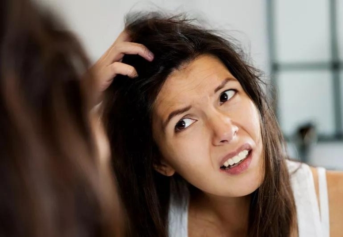 Kích ứng với thành phần có trong dầu gội là một trong những nguyên nhân gây ngứa rát da đầu.