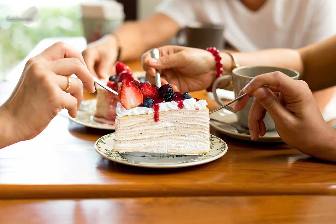 Ăn vặt thường xuyên trong ngày mà không đánh răng sau đó cũng góp phần làm tăng nguy cơ tích tụ mảng bám.