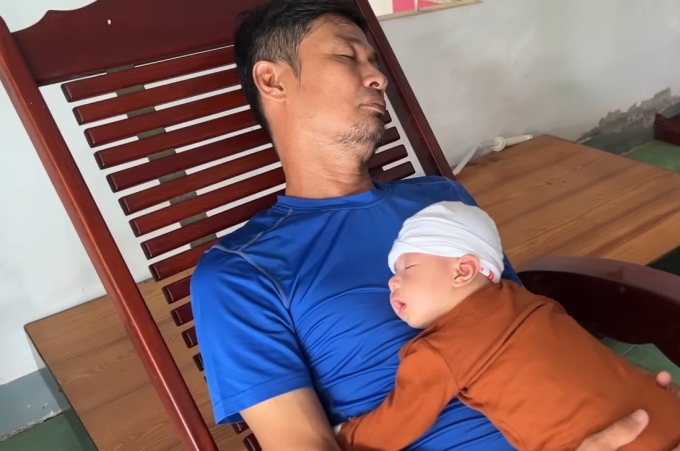 Tiết Cương trông con trai.