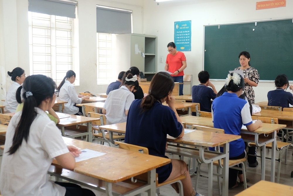 Thí sinh làm thủ tục dự thi vào lớp 10 tại trường THCS Cao Bá Quát (Gia Lâm, Hà Nội) sáng 6-6. Ảnh: TT