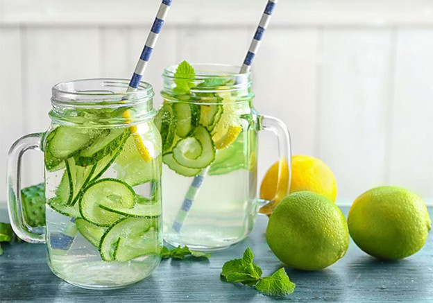 Nước chanh tươi là một trong những cách cấp nước và bổ sung vitamin C được nhiều người ưa chuộng,