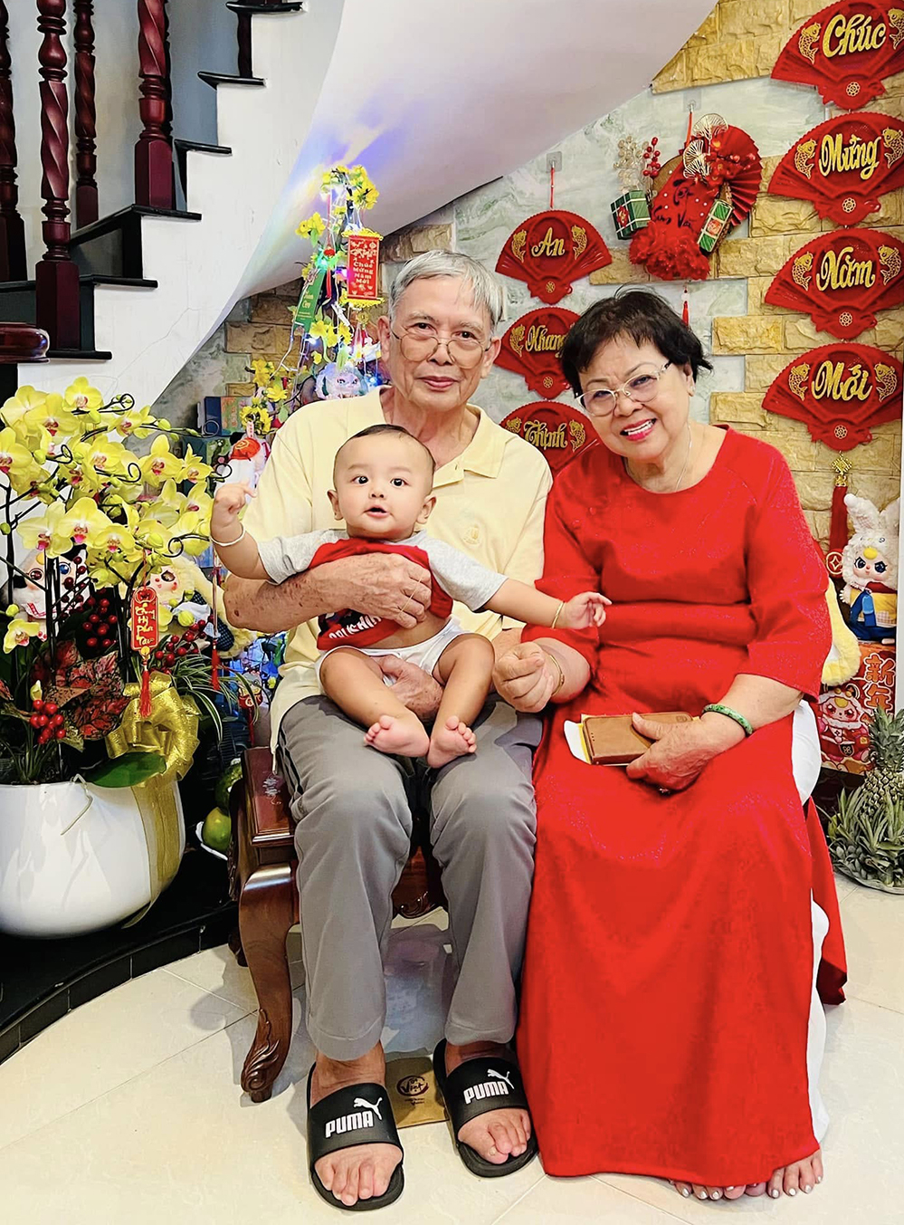   Hòa Hiệp chơi đùa cùng con trai Louis