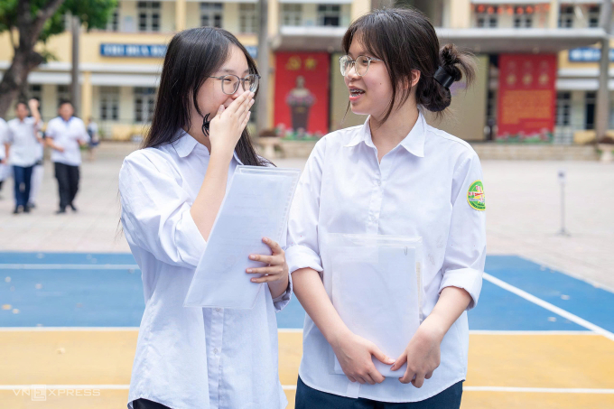Thí sinh làm thủ tục thi lớp 10 ở Hà Nội, sáng 6/6. Ảnh: Tùng Đinh