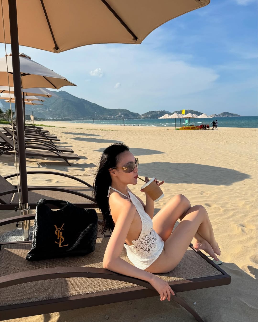 Ninh Dương Lan Ngọc theo đuổi áo tắm chất liệu len sợi. Thiết kế này được nhiều người yêu thích suốt 5 năm qua, phù hợp những cô gái chuộng phong cách boho.