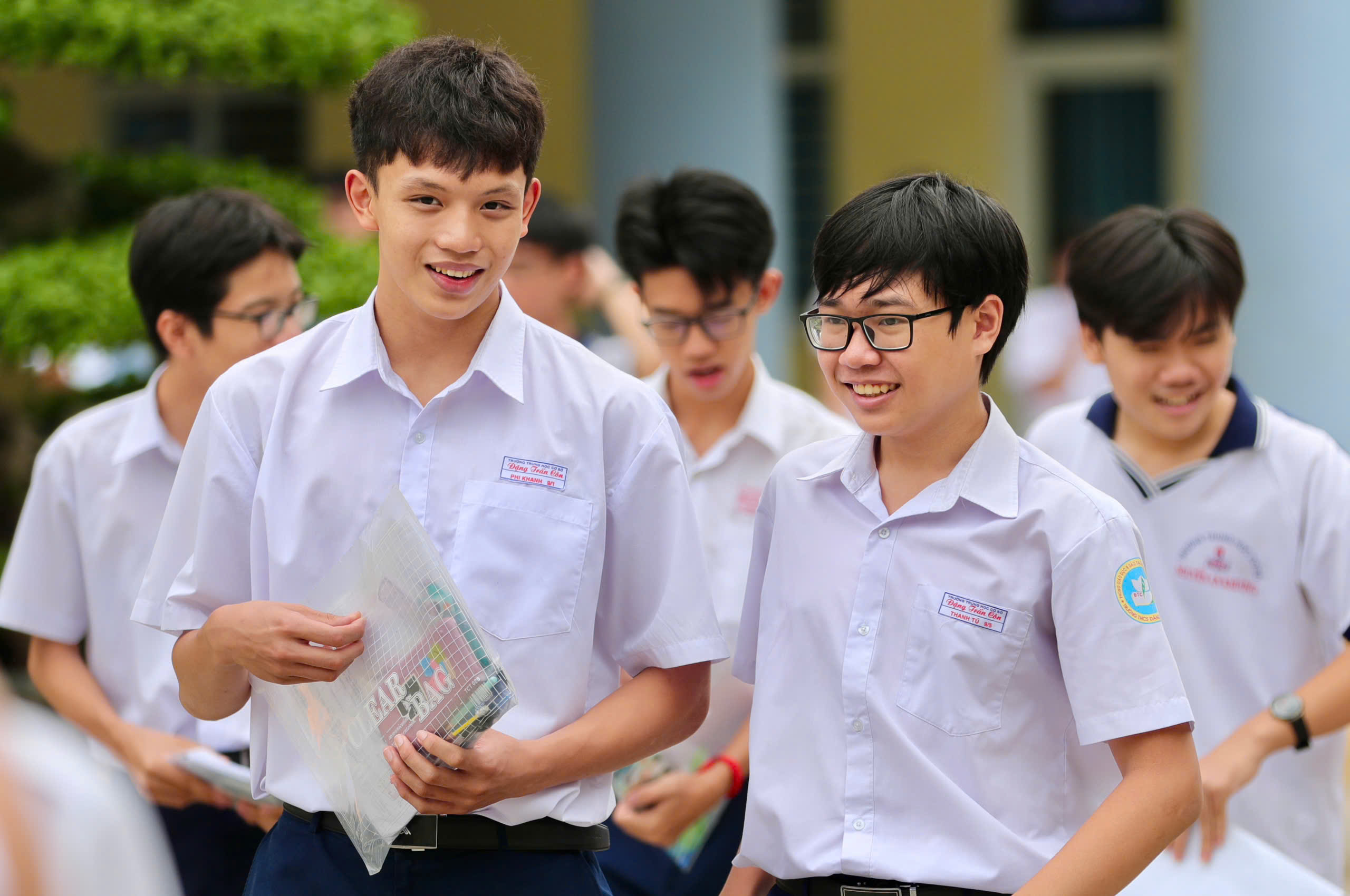 Thí sinh TP HCM cười tươi sau khi hoàn thành bài thi môn toán trưa 7-6. Ảnh: Hoàng Triều