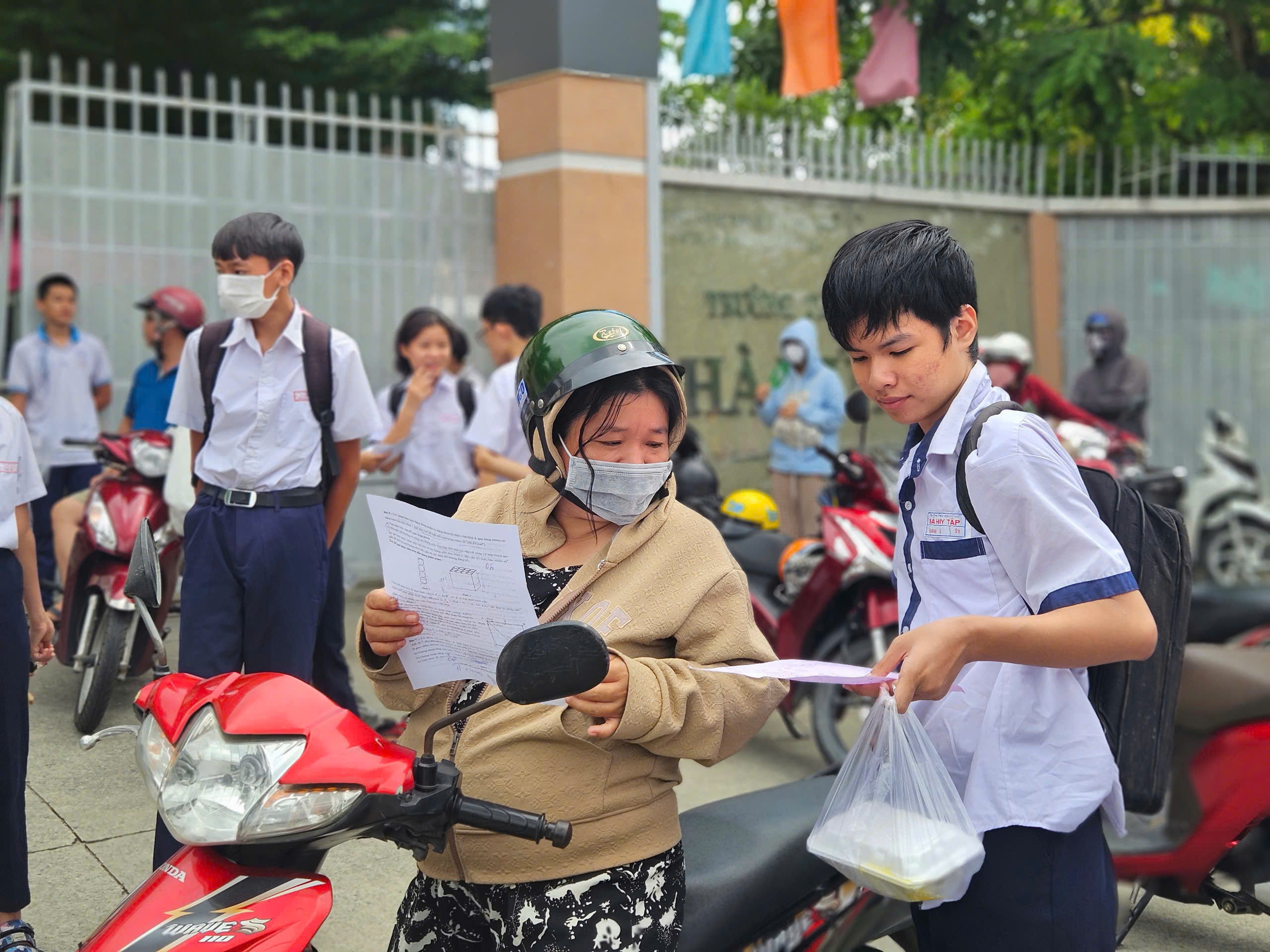 Em Thanh Vũ dò lại đáp án cùng phụ huynh. Ảnh: Huế Xuân