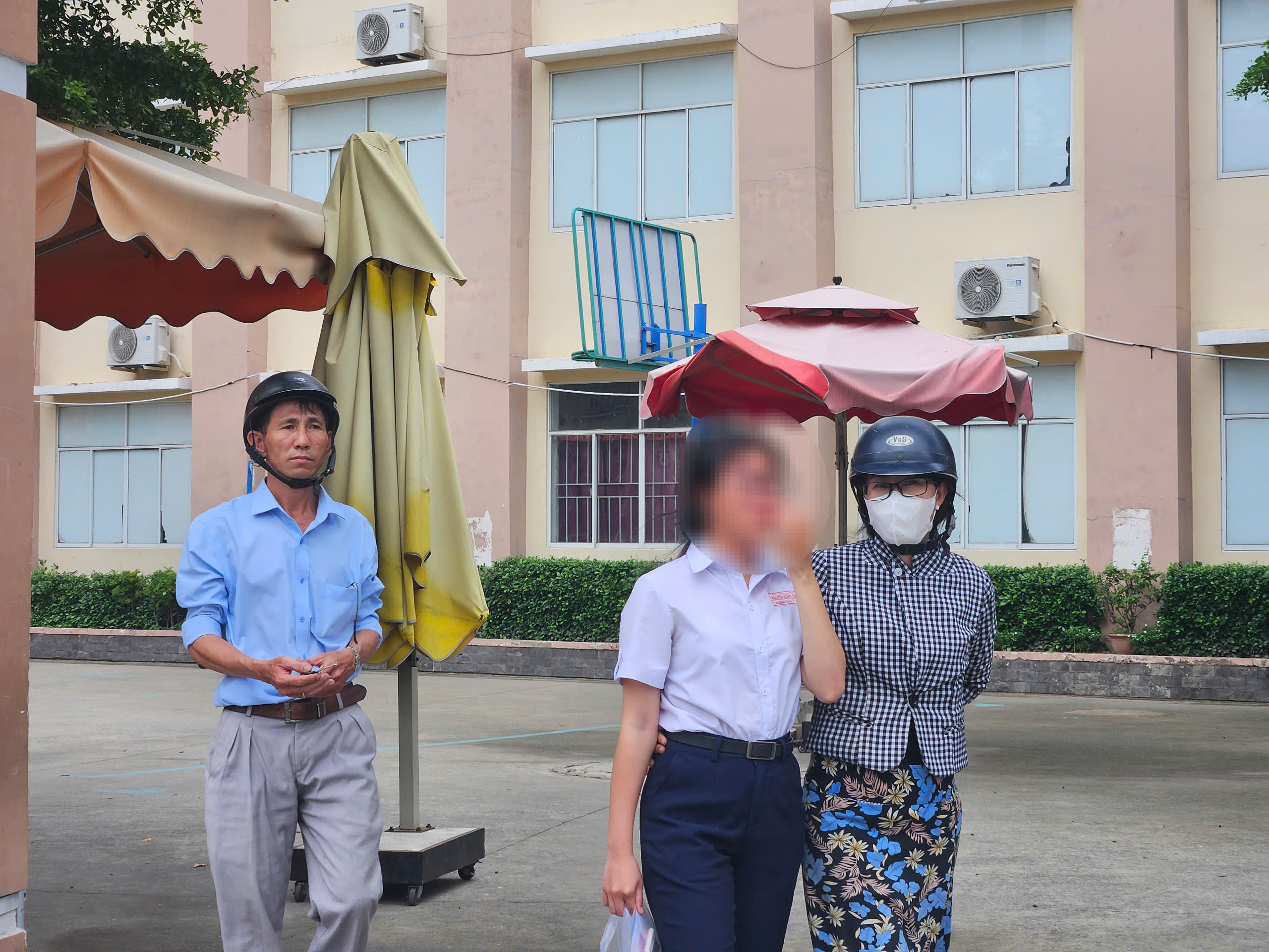 Một thí sinh bật khóc sau bài thi môn toán. Ảnh: Huế Xuân