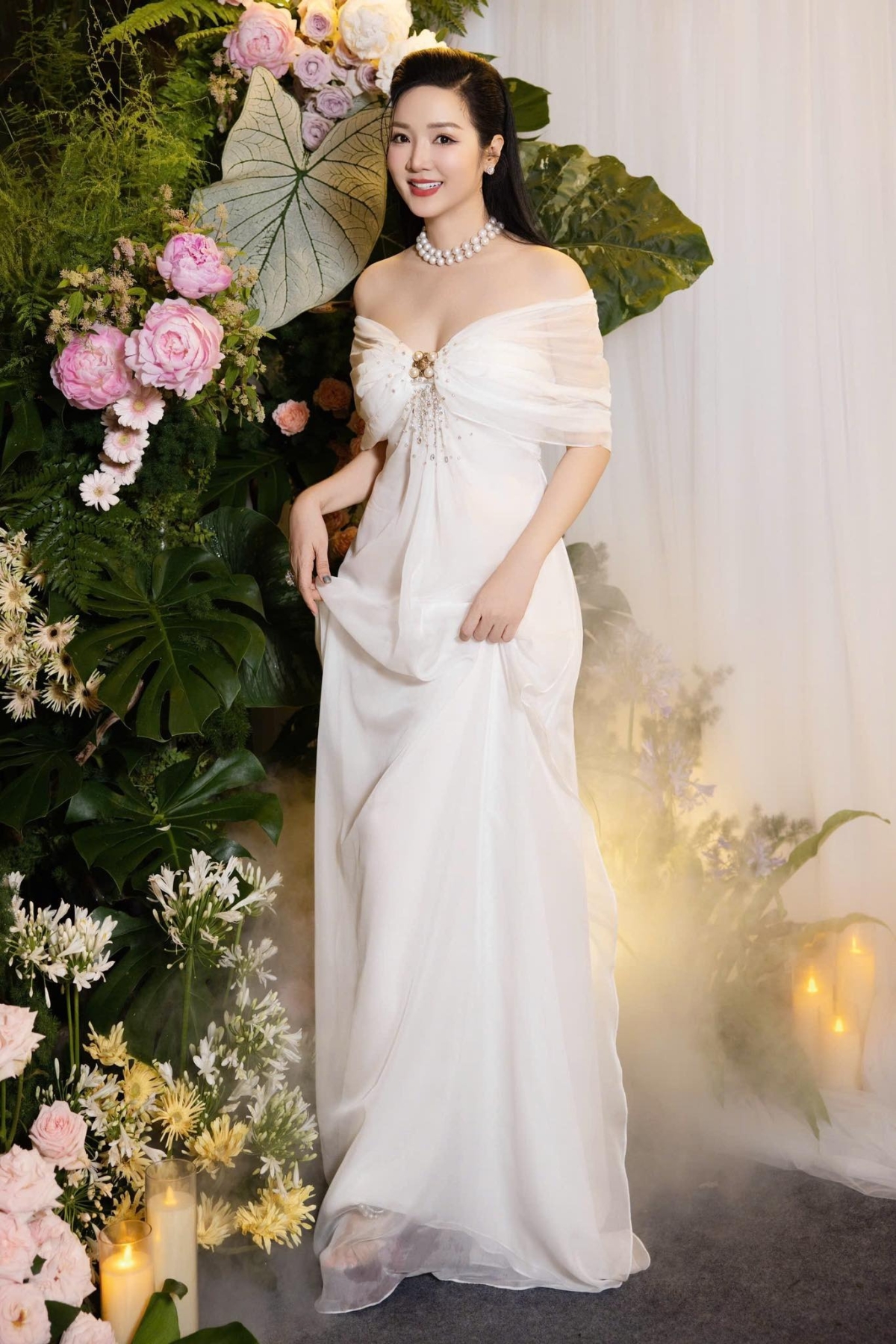 Giáng My theo đuổi phong cách nữ tính và quý phái nhiều năm nay. Chị ưu tiên các loại đầm chất vải mềm mại, xẻ cổ sâu vừa phải, tôn vai hoặc lưng trần. Trong lần dự tiệc sinh nhật Hà Kiều Anh tháng 5, hoa hậu chọn đầm chữ A với phần cổ cách điệu hình nơ, đính đá ở trung tâm.