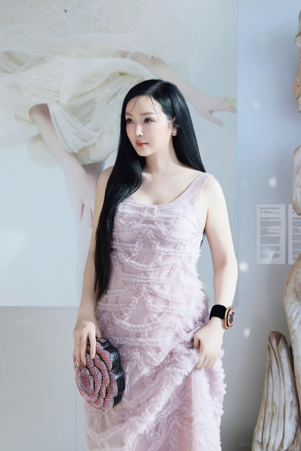 Đầm xếp bèo hình nơ màu tím pastel tạo hiệu ứng tôn da.