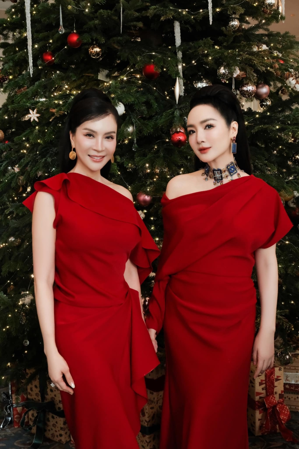 Trong tiệc mừng sinh nhật diễn viên Diễm My tháng 12 năm ngoái, Giáng My và các chị em cùng rủ nhau diện đầm đỏ của Đỗ Mạnh Cường. Thiết kế bất đối xứng với kỹ thuật draping được phối ăn ý vòng cổ đá bản lớn, đem tới vẻ sang trọng lẫn phá cách.