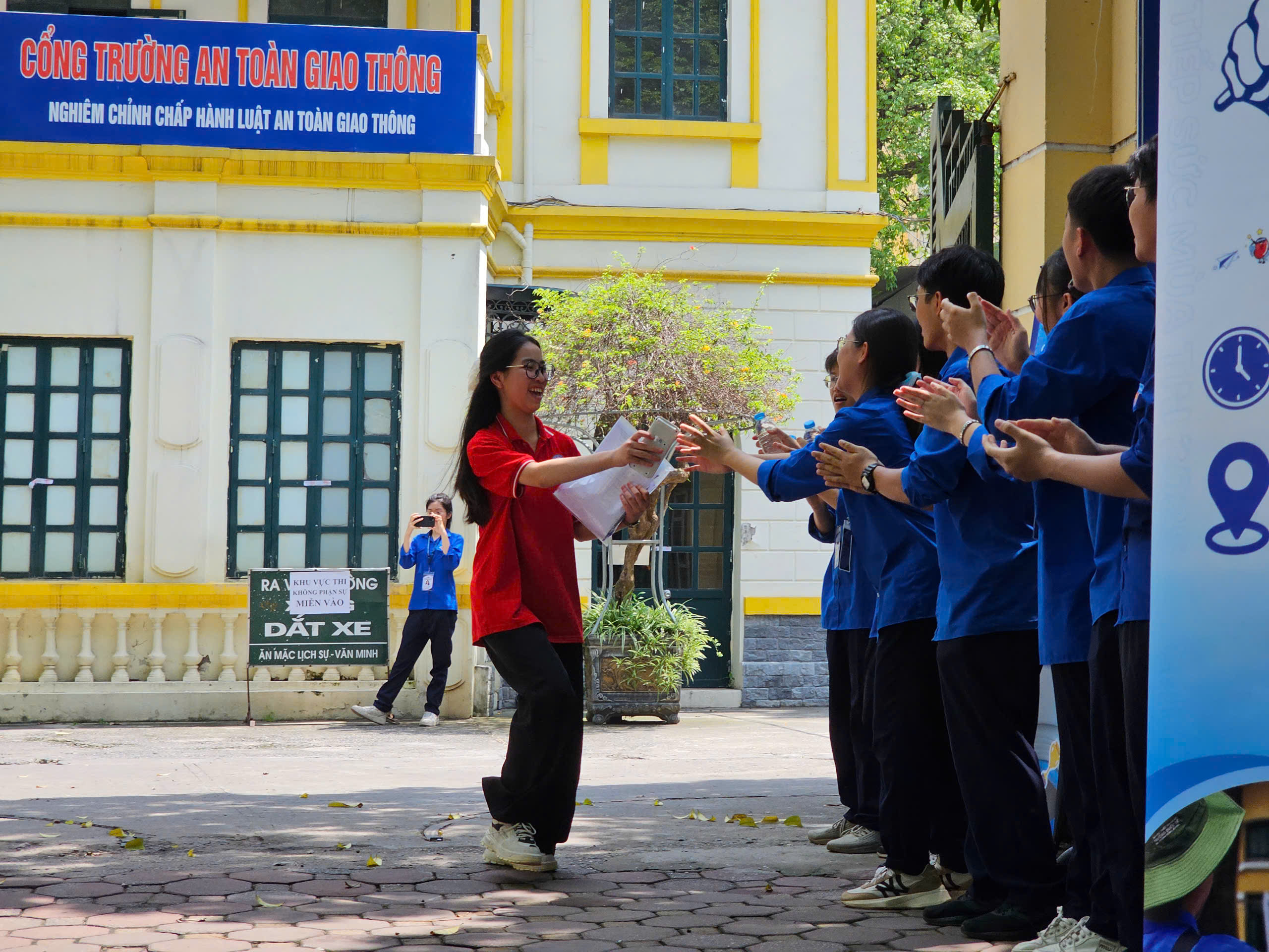 Thí sinh đầu tiên rời phòng thi tại điểm thi Trường THPT Phan Đình Phùng, kết thúc môn thi cuối cùng trong kỳ thi vào lớp 10 năm nay.