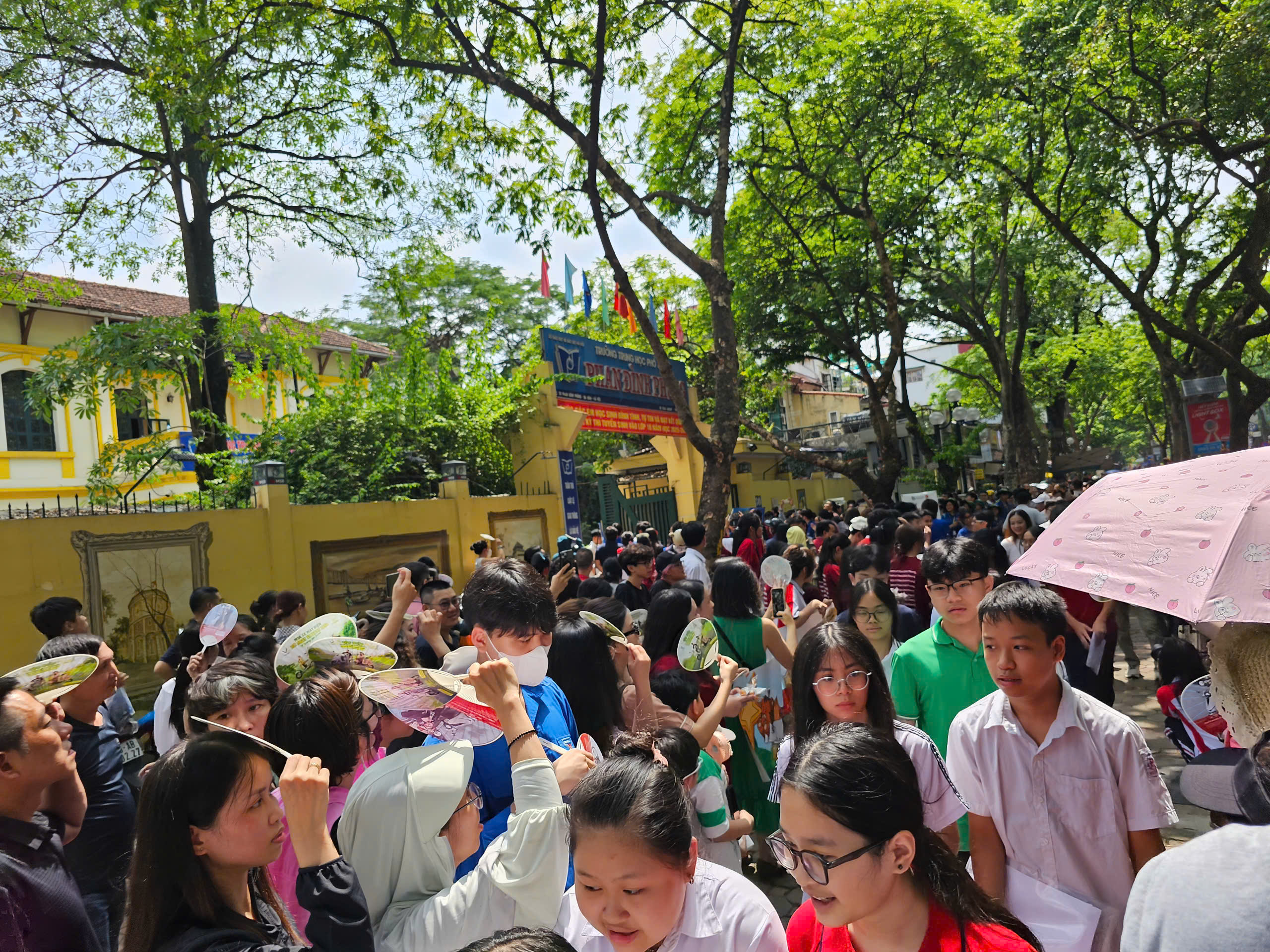 Đúng 10h, tiếng trống kết thúc môn Toán vang lên cũng là lúc hơn 102.000 thí sinh tại a classTextlinkBaiviet hrefhttps://eva.vn/ha-noi-p1883c73.htmlHà Nội/a chính thức hoàn thành kỳ thi tuyển sinh vào lớp 10 công lập. Đây cũng là môn thi cuối cùng của hệ đại trà.