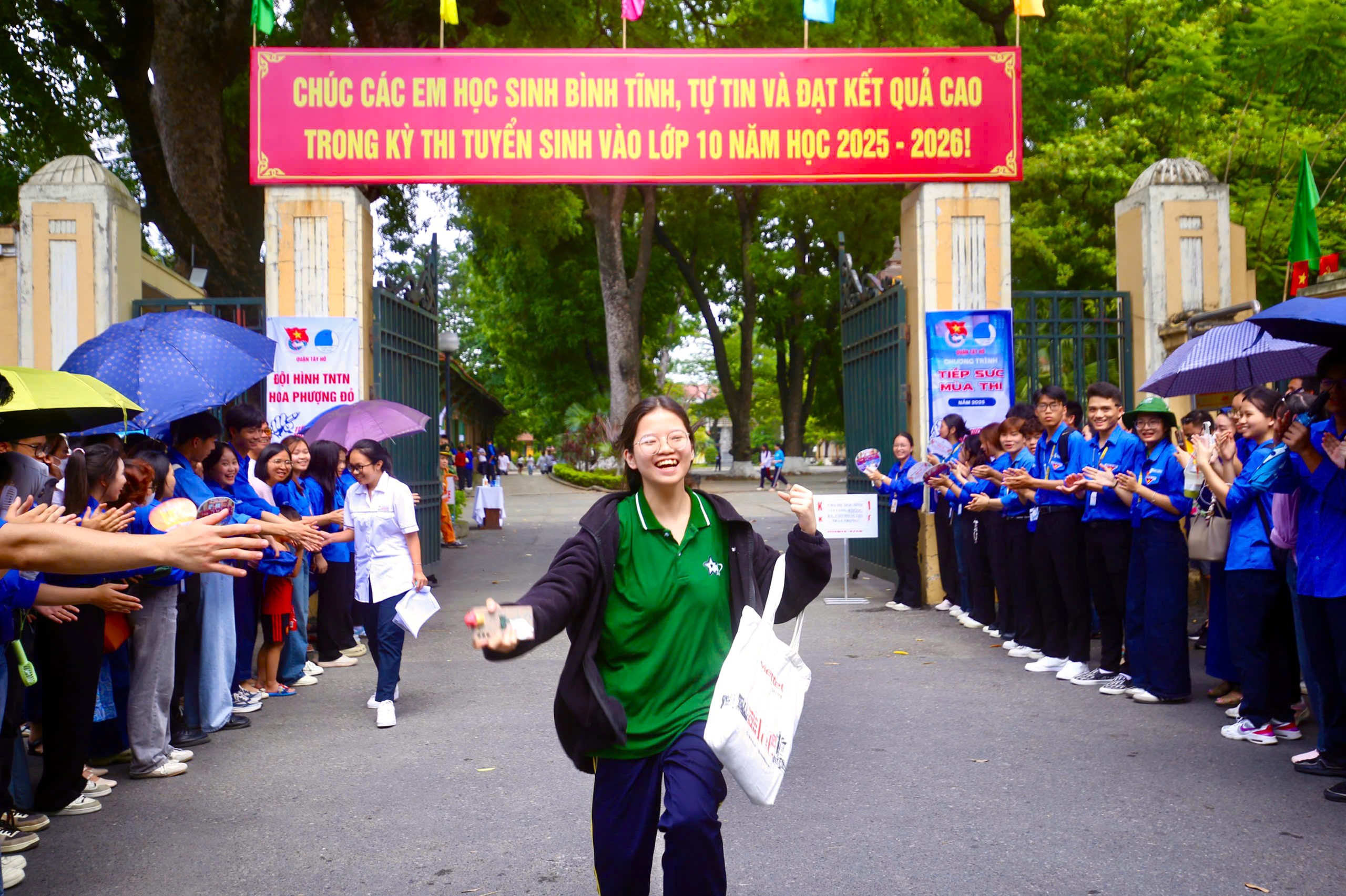 Thí sinh tự tin rời điểm thi với tâm trạng thoải mái, hài lòng sau khi hoàn thành môn thi cuối cùng, chính thức khép lại kỳ thi tuyển sinh vào lớp 10 đầy cam go.