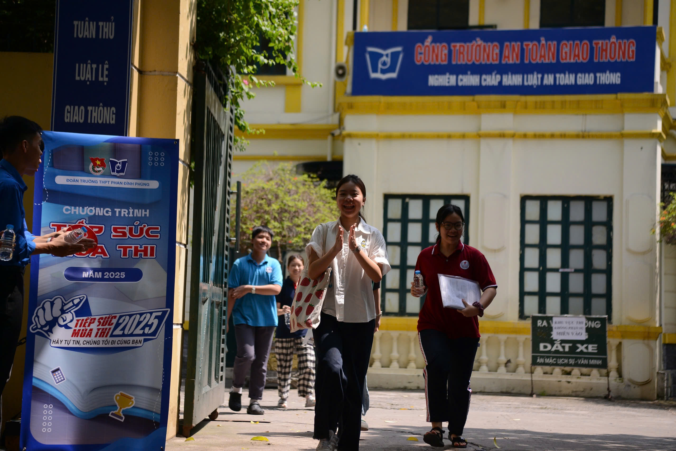Sĩ tử Hà Nội vỡ òa cảm xúc sau khi hoàn thành kỳ thi vào lớp 10 - 5