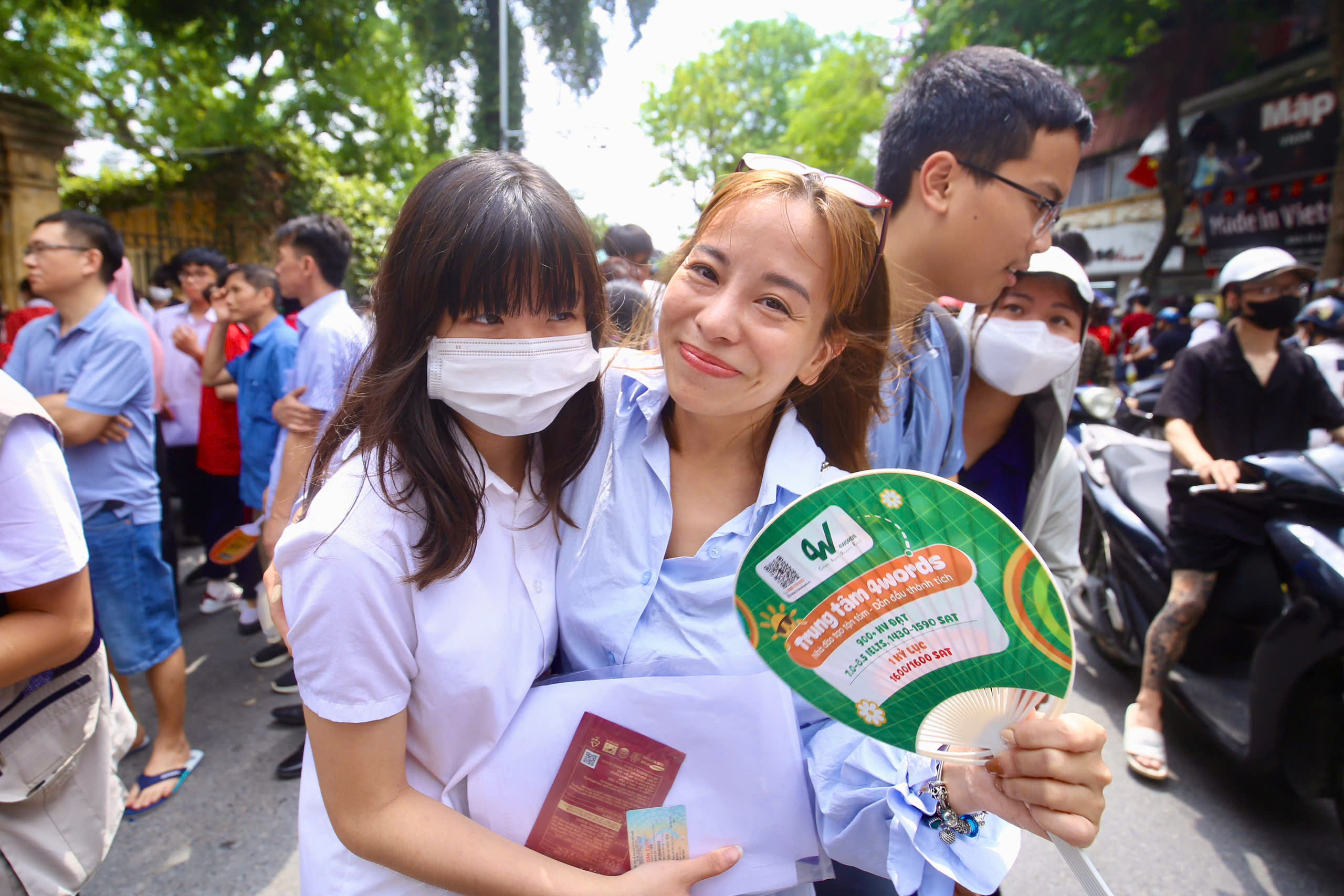 Sĩ tử Hà Nội vỡ òa cảm xúc sau khi hoàn thành kỳ thi vào lớp 10 - 11